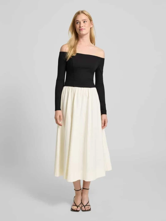 Zdjęcie produktu Sukienka koktajlowa z dekoltem carmen model ‘Savannah’ Forever New Czarny