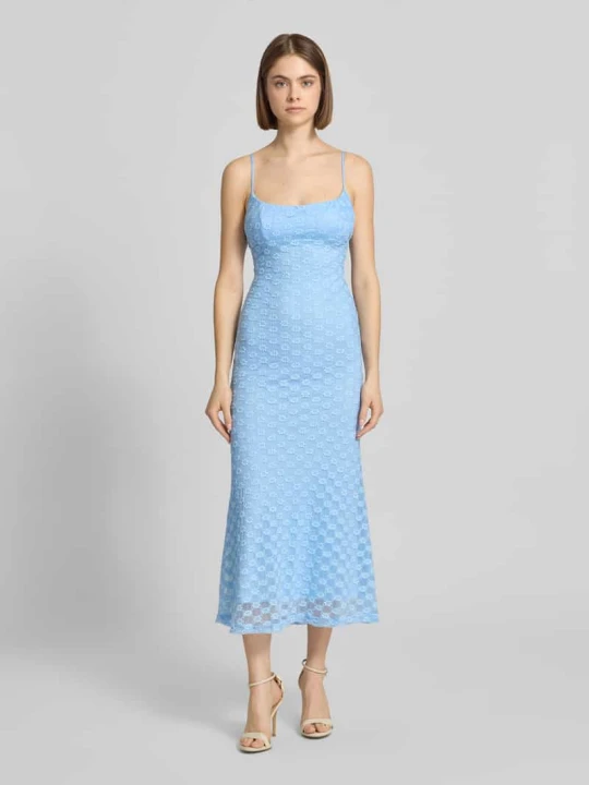 Zdjęcie produktu Sukienka midi o kroju slim fit z kwiatowym obszyciem z koronki na całej powierzchni bardot Jasnoniebieski