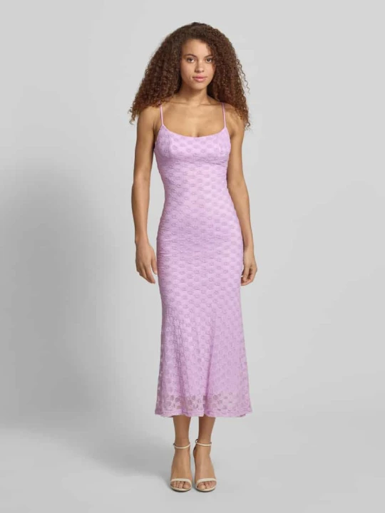 Zdjęcie produktu Sukienka midi o kroju slim fit z kwiatowym obszyciem z koronki na całej powierzchni bardot Fioletowy