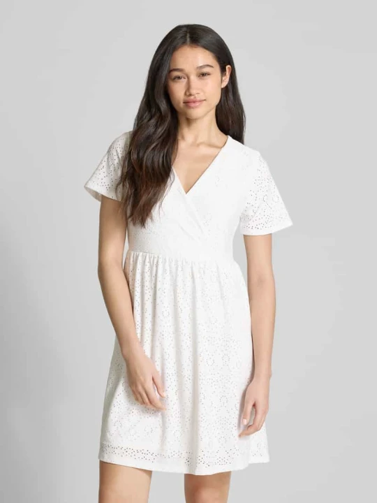 Zdjęcie produktu Sukienka mini taliowana z efektem podpalania model ‘ABBY’ Pieces Złamany biały