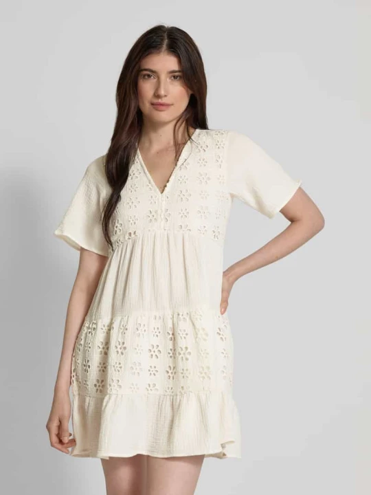 Zdjęcie produktu Sukienka mini taliowana z haftem angielskim model ‘NATALI’ Vero Moda Biały
