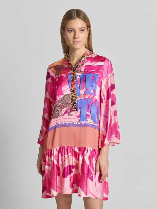 Zdjęcie produktu Sukienka mini w kroju relaxed fit z czystej wiskozy ze zwierzęcym nadrukiem Miss Goodlife Mocnoróżowy