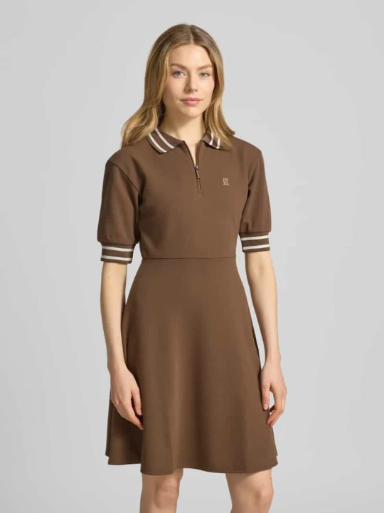 Zdjęcie produktu sukienka mini z kołnierzykiem polo i wyhaftowanym logo Armani Exchange Czekoladowy