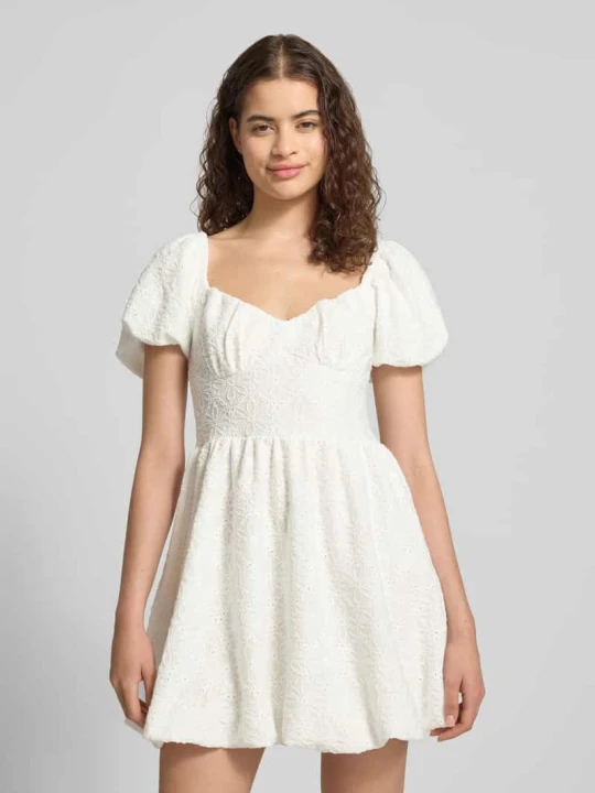 Zdjęcie produktu sukienka mini z kwiatowym ażurowym haftem Gina Tricot Złamany biały