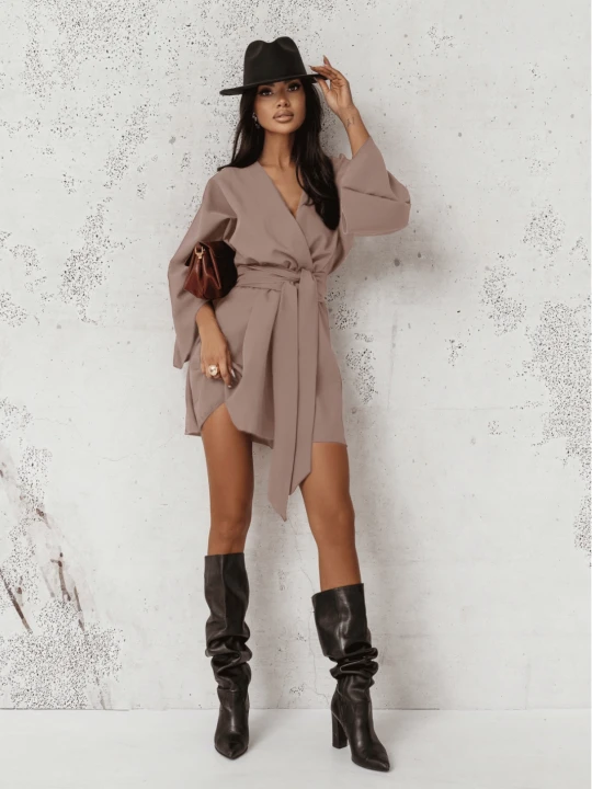 Zdjęcie produktu Sukienka mini z przekładanym dekoltem ALIA - mocha mousse  magmac 