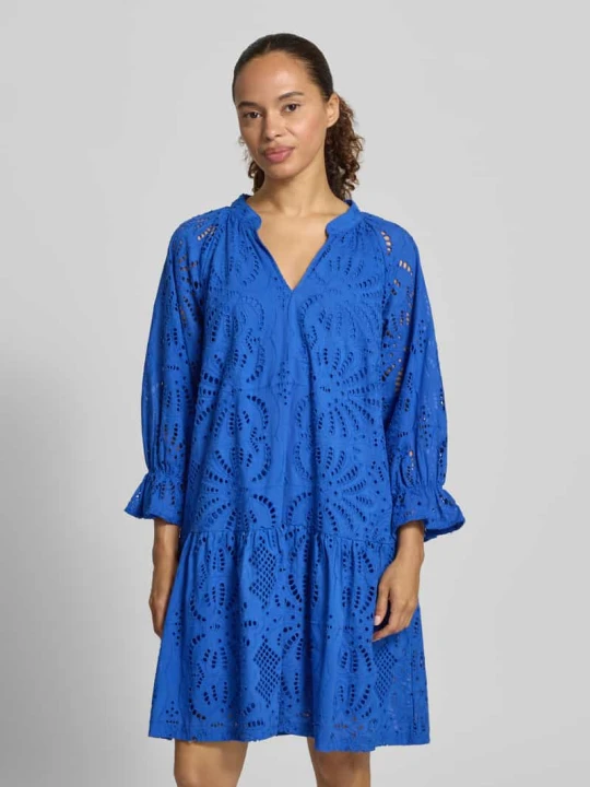 Zdjęcie produktu Sukienka o kroju relaxed fit w długości do kolan z kwiatowym ażurowym haftem allover Betty Barclay Królewski niebieski