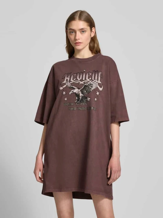 Zdjęcie produktu Oversized sukienka t-shirtowa w długości mini REVIEW Ciemnobrązowy