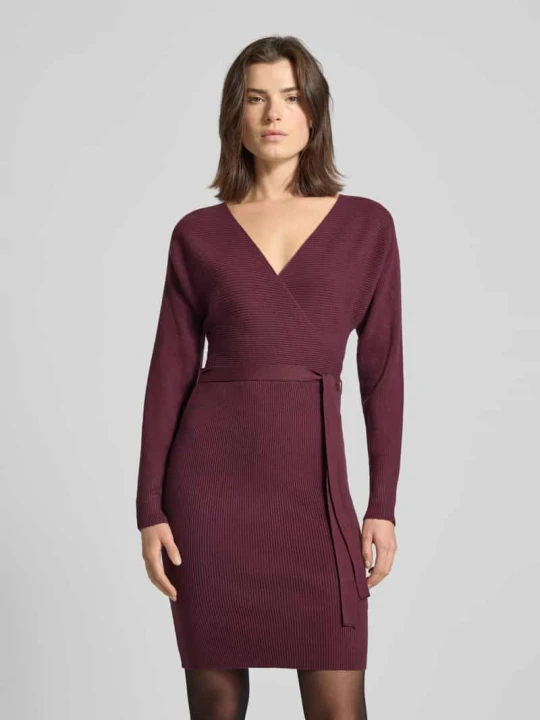 Zdjęcie produktu Sukienka taliowana z dzianiny z mieszanki wiskozy model ‘HOLLYREM’ Vero Moda Bordowy