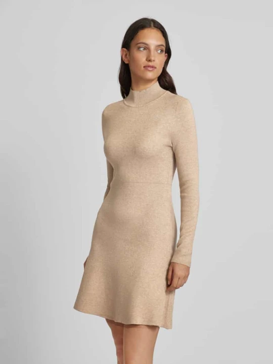Zdjęcie produktu Sukienka z dzianiny taliowana z prążkowanym półgolfem model ‘GOLD’ Vero Moda