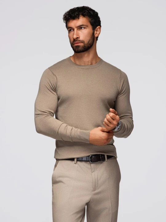 Zdjęcie produktu Sweter męski klasyczny z wiskozą BASIC z okrągłym dekoltem – ciemnobeżowy V15 - Rozmiar: XXL Ombre Clothing