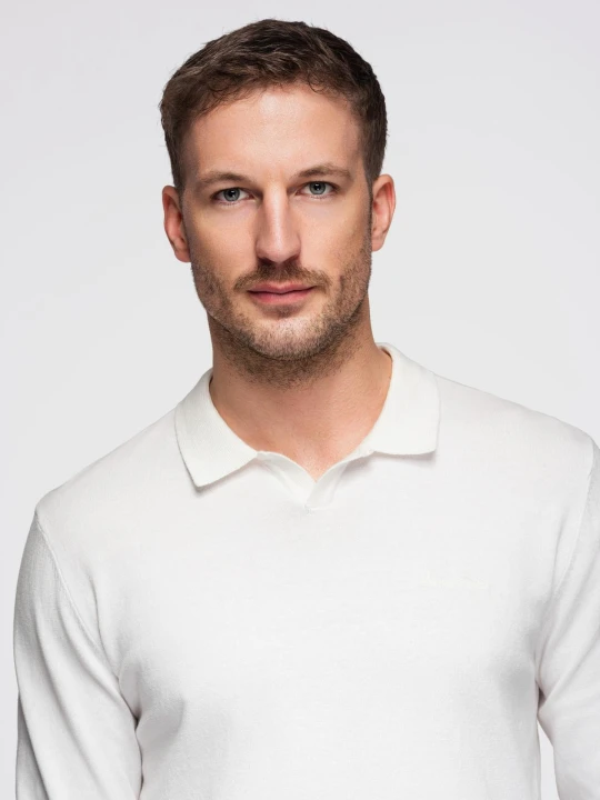 Zdjęcie produktu Sweter męski polo z haftem na piersi – biały V2 Ombre Clothing