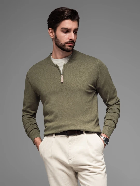 Zdjęcie produktu Sweter męski z wiskozą i rozpinanym dekoltem – oliwkowy V1 Ombre Clothing