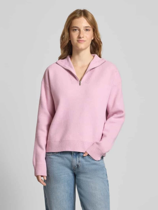 Zdjęcie produktu Sweter o kroju regular fit z zapinanym kołnierzem model ‘OREE’ Pieces Różowy