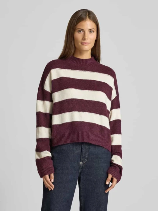 Zdjęcie produktu Sweter o kroju regular fit ze wzorem na całej powierzchni model ‘NEZ’ Vero Moda Ciemnoczerwony
