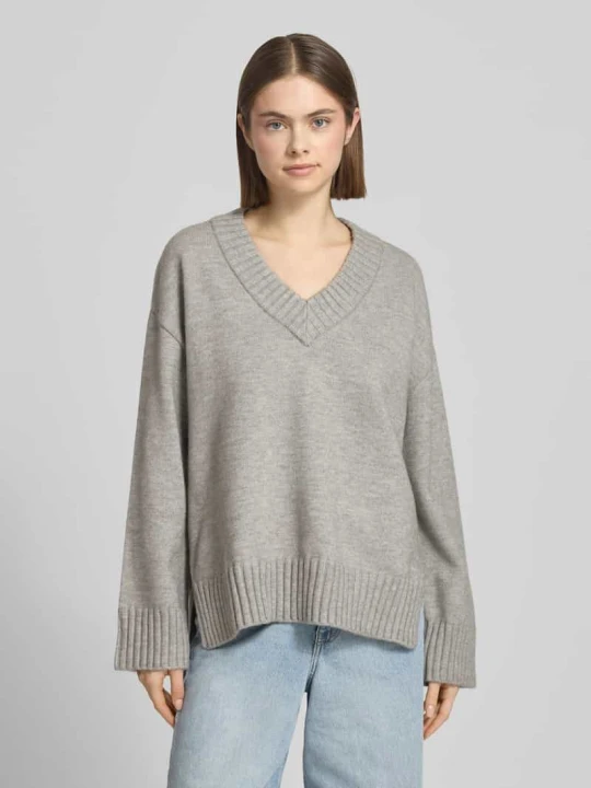 Zdjęcie produktu Sweter o kroju relaxed fit w imitacji dzianiny z dekoltem w serek Gina Tricot Średnioszary melanż