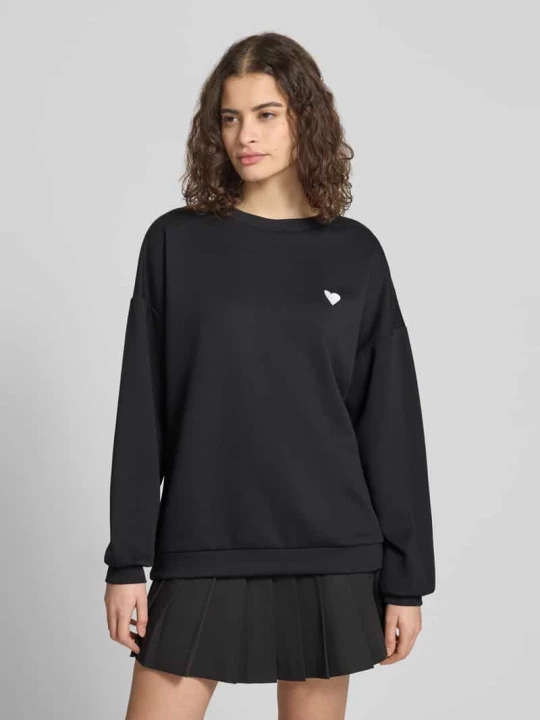 Zdjęcie produktu Sweter o kroju relaxed fit z wyhaftowanym sercem Model 'TALIA' Pieces Czarny
