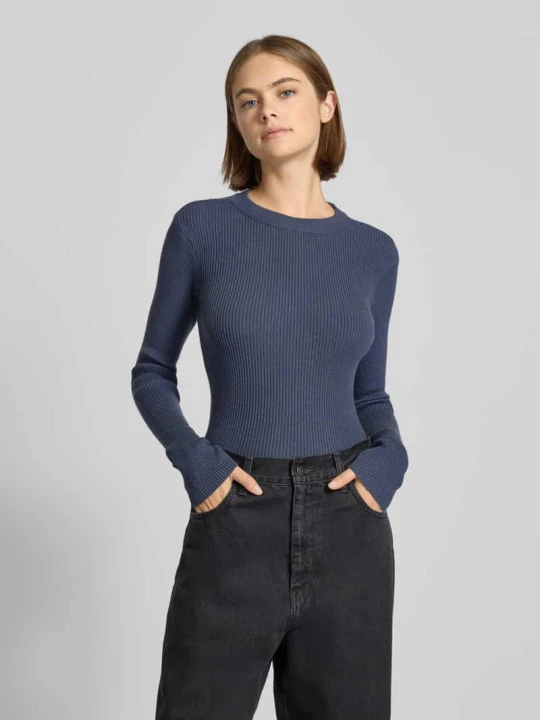 Zdjęcie produktu Sweter o kroju slim fit z dzianiny z mieszanki wiskozy model ‘MIRA’ Pieces Metaliczny niebieski