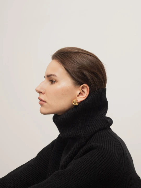 Zdjęcie produktu Sweter oversize z golfem, wiskoza BOLD - czarny / krem LAÏF