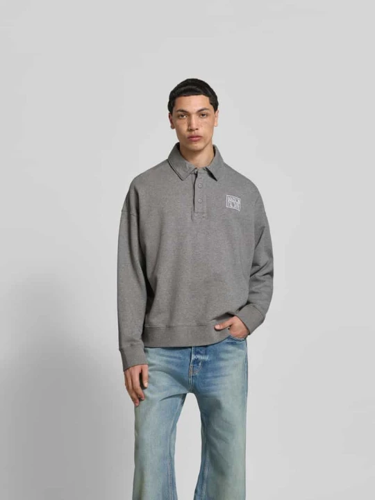 Zdjęcie produktu sweter w kroju regular fit z kołnierzykiem polo Maison Kitsuné Średnioszary