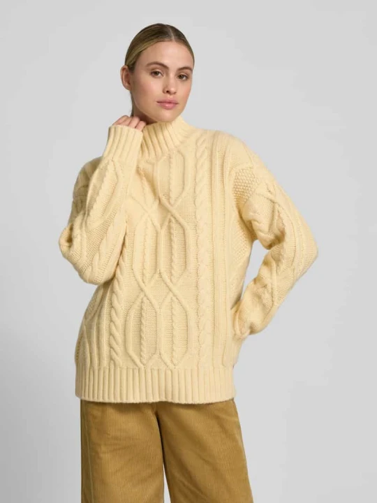 Zdjęcie produktu Sweter wełniany o kroju oversized ze ściegiem warkoczowym i prążkowaną stójką Style Icon Collection Pastelowy żółty