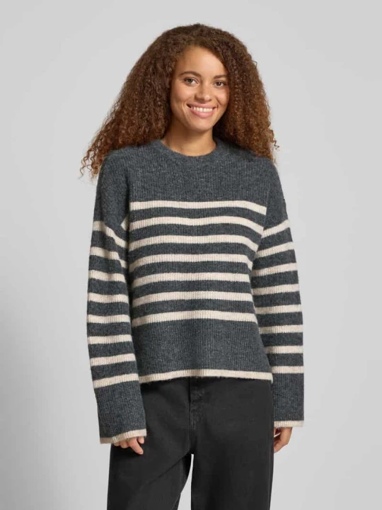 Zdjęcie produktu Sweter z dzianiny krój relaxed fit z dodatkiem wełny model „LINE” Pieces Ciemnoszary melanż