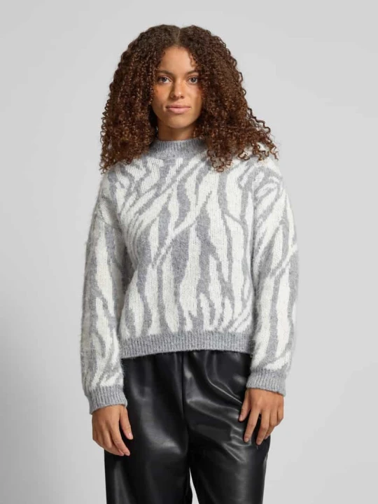 Zdjęcie produktu Sweter z dzianiny o kroju comfort fit z dodatkiem wełny ze wzorem na całej powierzchni model ‘NOELA’ Pieces Jasnoszary