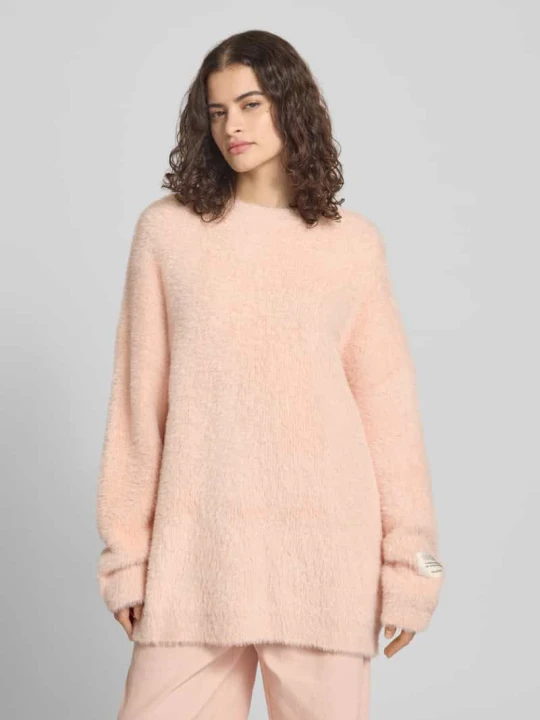 Zdjęcie produktu Sweter z dzianiny o kroju oversized z detalem z logo Karo Kauer Różowawy