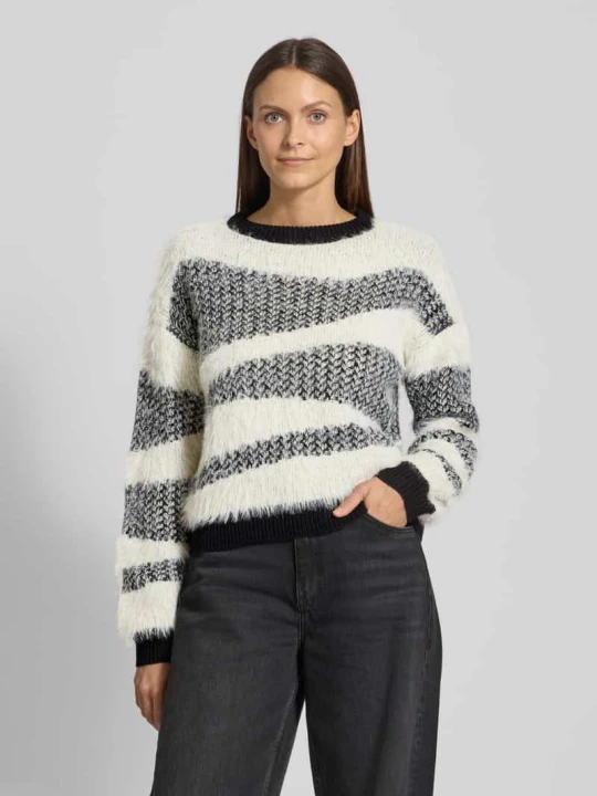 Zdjęcie produktu Sweter z dzianiny o kroju regular fit z fakturowanym wzorem model ‘CALLIE’ Vero Moda Écru