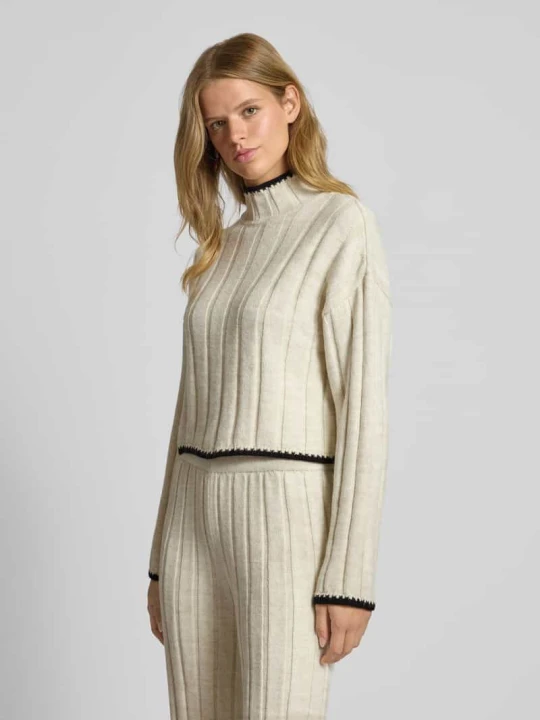 Zdjęcie produktu Sweter z dzianiny o kroju regular fit z golfem model ‘CHICK’ Only Złamany biały
