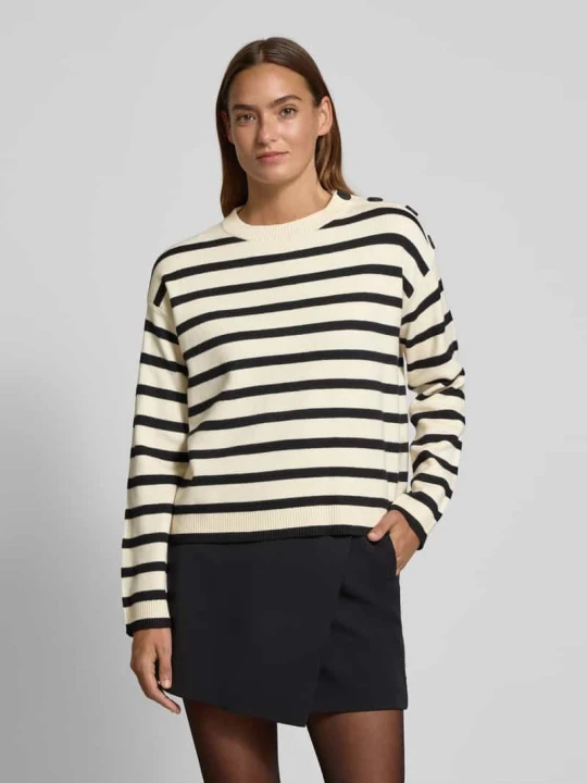 Zdjęcie produktu Sweter z dzianiny o kroju regular fit z mieszanki wiskozy model ‘SABA’ Vero Moda Złamany biały