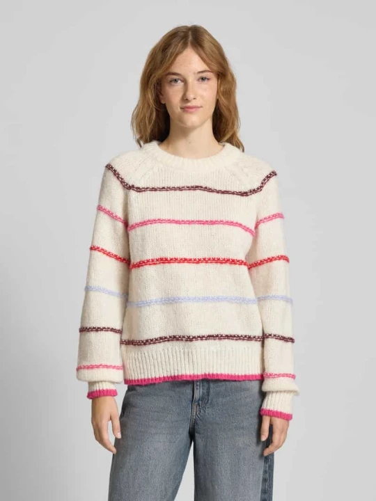 Zdjęcie produktu Sweter z dzianiny o kroju regular fit z raglanowymi rękawami model ‘NELIA’ Pieces Złamany biały