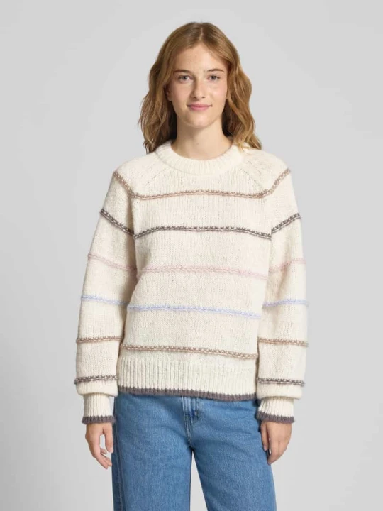 Zdjęcie produktu Sweter z dzianiny o kroju regular fit z raglanowymi rękawami model ‘NELIA’ Pieces Złamany biały