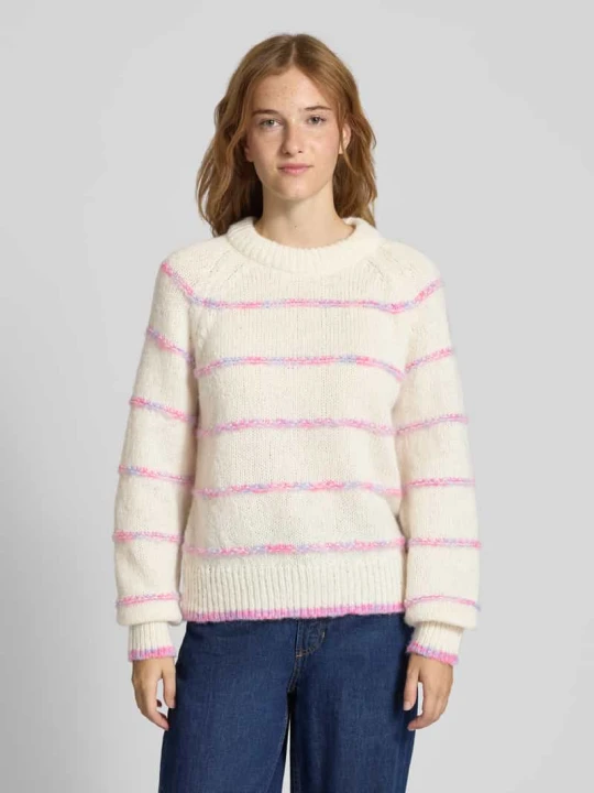 Zdjęcie produktu Sweter z dzianiny o kroju regular fit z raglanowymi rękawami model ‘NELIA’ Pieces Złamany biały
