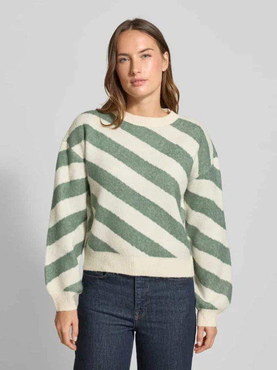 Zdjęcie produktu Sweter z dzianiny o kroju regular fit z szerokim wzorem w paski i obniżonymi ramionami model ‘LARA’ Vero Moda Trzcinowy