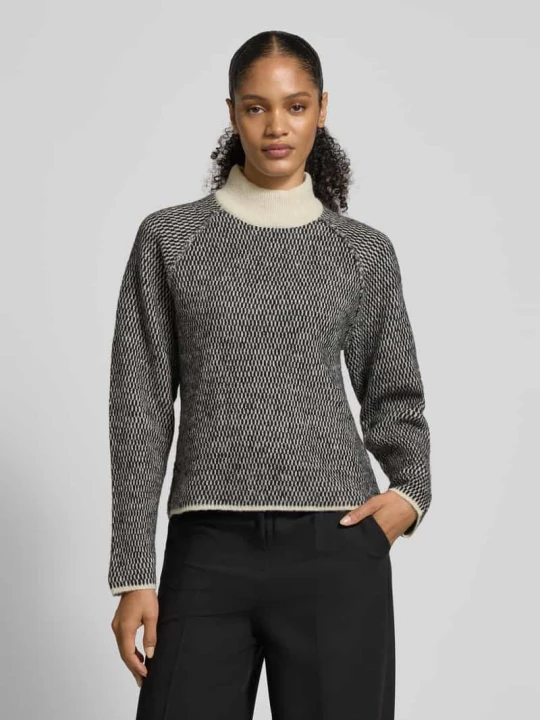 Zdjęcie produktu Sweter z półgolfem o kroju regular fit z wzorem na całej powierzchni model „FELIZE” Vero Moda Złamany biały