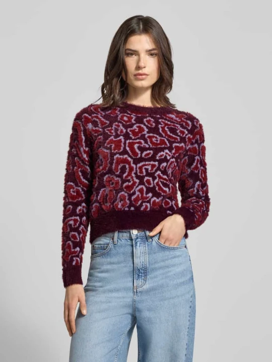 Zdjęcie produktu Sweter z dzianiny o kroju regular fit ze wzorem na całej powierzchni model ‘JUNGLE’ Vero Moda Bordowy