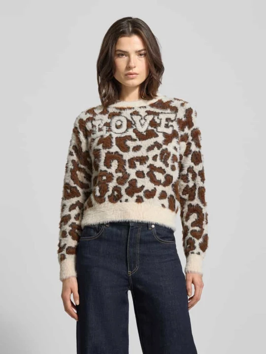 Zdjęcie produktu Sweter z dzianiny o kroju regular fit ze wzorem na całej powierzchni model ‘JUNGLE’ Vero Moda Écru