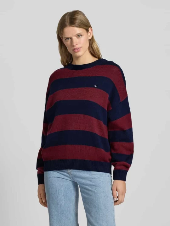 Zdjęcie produktu Sweter z dzianiny o kroju relaxed fit ze wzorem w paski REVIEW Bordowy