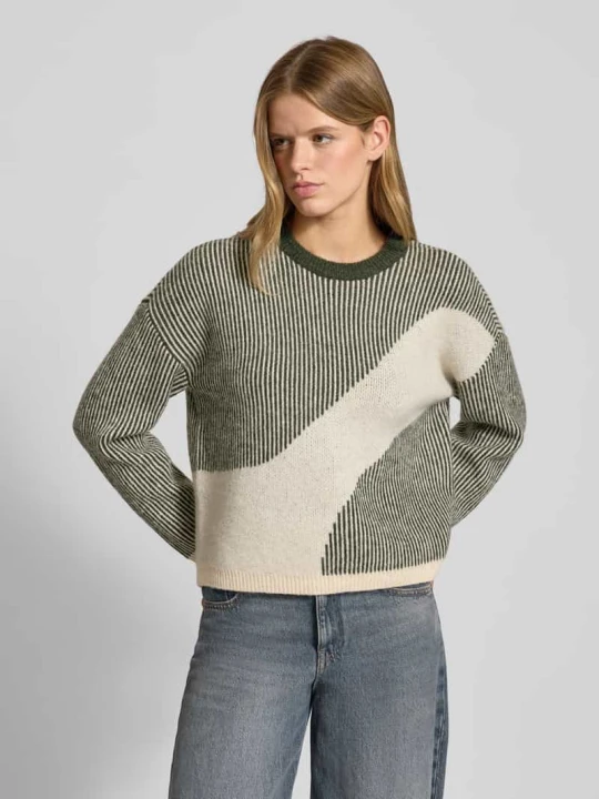 Zdjęcie produktu Sweter z dzianiny o luźnym kroju ze wzorem na całej powierzchni model ‘LINNA’ Pieces Ciemnozielony