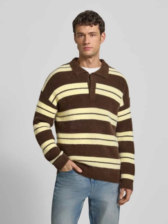Zdjęcie produktu Sweter z dzianiny z kołnierzykiem polo i listwą guzikową Jake*s Czekoladowy