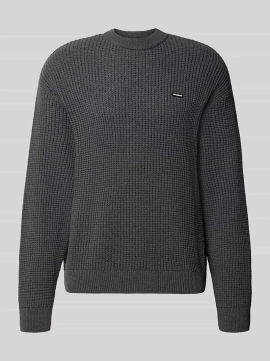 Zdjęcie produktu Sweter z dzianiny z mieszanki bawełny z naszywką z logo w kroju regular fit REVIEW Ciemnoszary