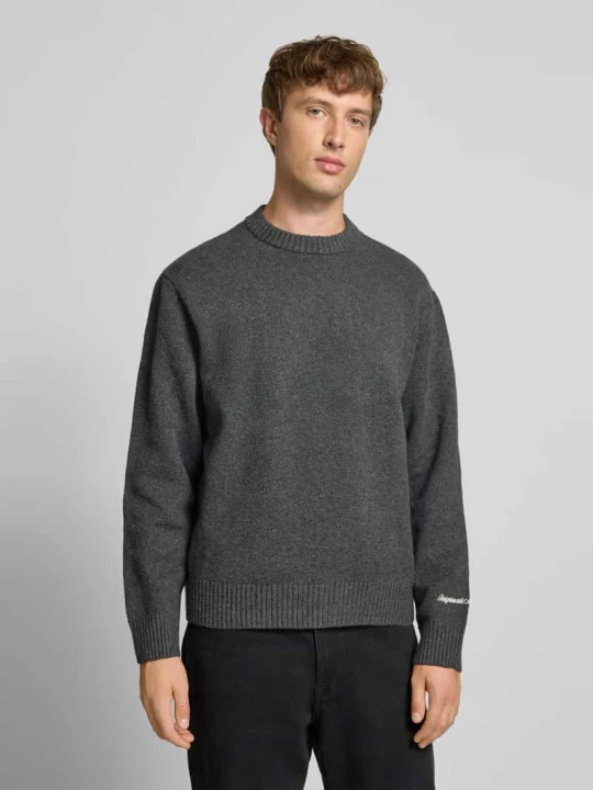 Zdjęcie produktu Sweter z dzianiny z wyhaftowanym logo model ‘NORREBRO’ Jack&Jones Ciemnoszary melanż