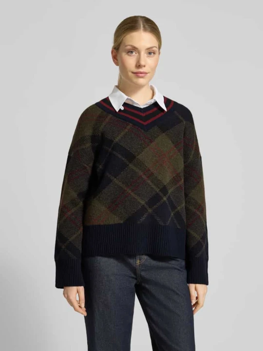 Zdjęcie produktu Sweter z kontrastowym dekoltem w serek model 'SHAE' Barbour Granatowy