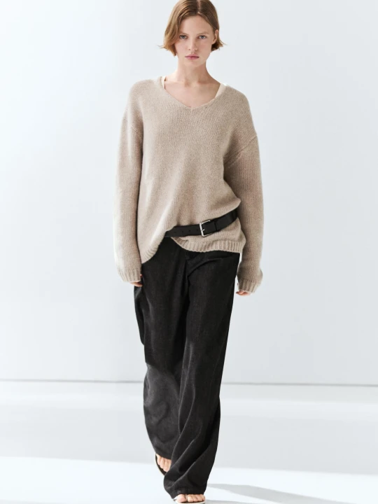 Zdjęcie produktu Sweter Ze 100% Kaszmiru Z Dekoltem W Serek - Norkowy - Massimo Dutti - Female