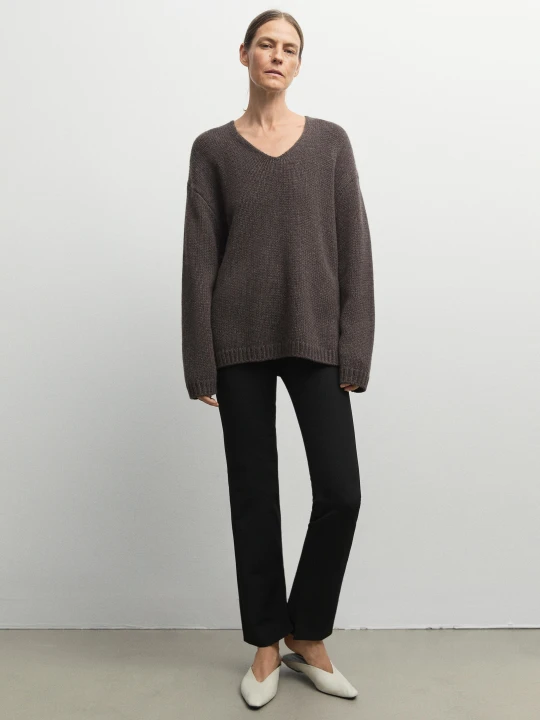 Zdjęcie produktu Sweter Ze 100% Kaszmiru Z Dekoltem W Serek - Popielaty Brąz - Massimo Dutti - Female