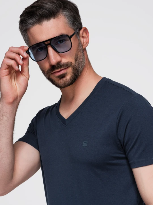 Zdjęcie produktu Sygnowany t-shirt męski V-neck z elastanem – granatowy V2 - Rozmiar: L Ombre Clothing