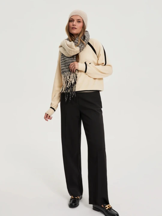 Zdjęcie produktu Szal z frędzlami czarny Moodo