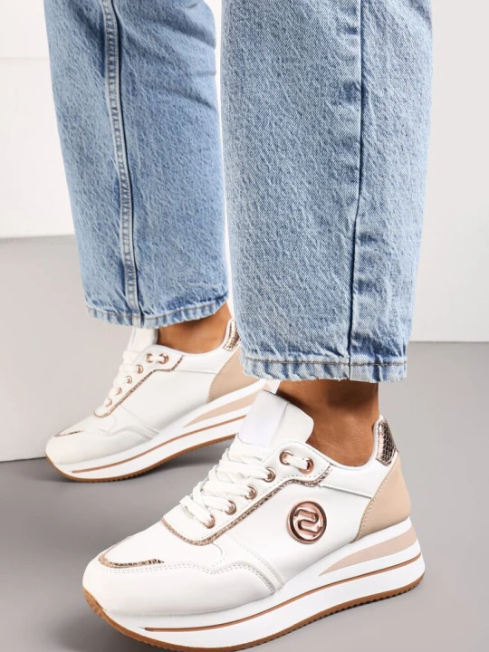 Zdjęcie produktu Biało-Szampańskie Sneakersy z Okrągłą Naszywką i Platformą Viliera