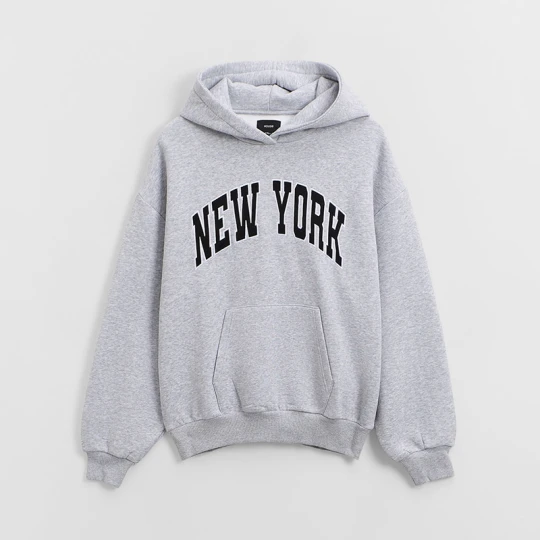 Zdjęcie produktu Szara bluza z kapturem i haftowaną aplikacją New York House
