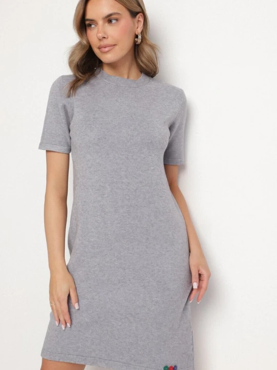Zdjęcie produktu Szara Dzianinowa Sukienka z Wiskozą o T-shirtowym Kroju z Ozdobnymi Guziczkami Arissana Palma